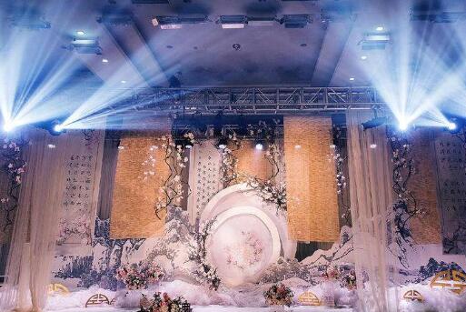 时尚婚礼装扮是什么样的 自己布置婚礼会场攻略是什么