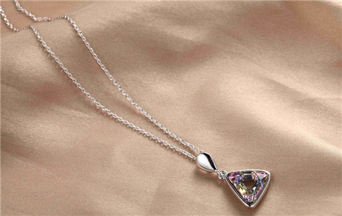 吊坠和项链的区别 结婚用吊坠好还是项链好