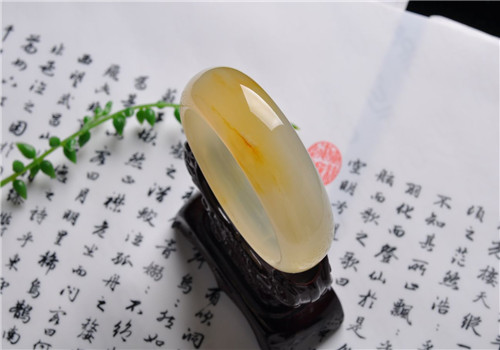 黄龙玉手镯价格要多少 黄龙玉有收藏价值吗