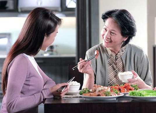 未来婆婆给2000见面礼的意义 未来儿媳初次见面礼一般给多少