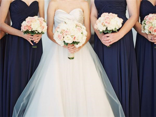 女士参加婚礼穿什么好 适合女性参加婚礼的衣服穿搭