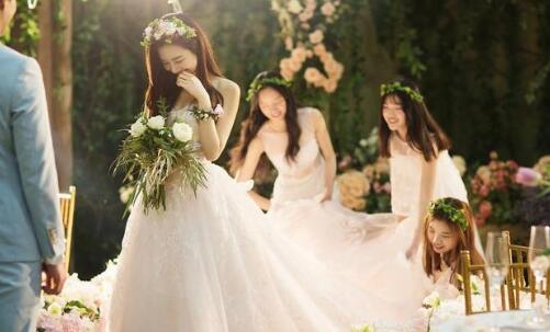 夏天结婚新娘穿什么衣服 夏天结婚新郎穿什么衣服