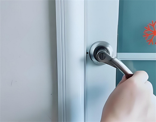 浴室门反锁了怎么从外面打开