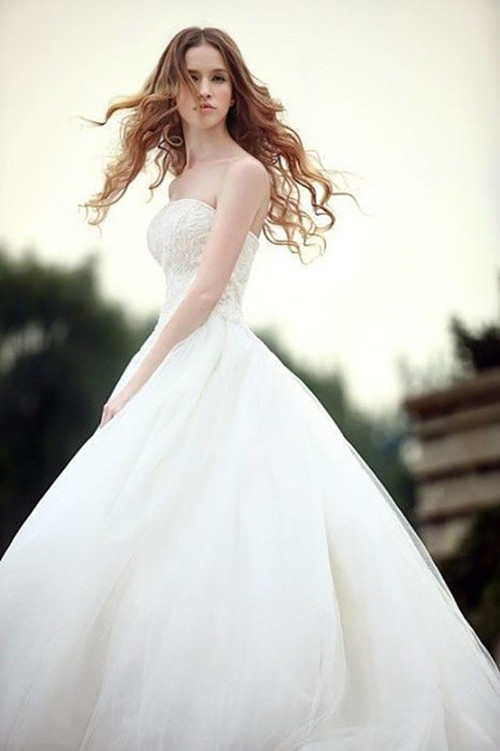 买一套婚纱要多少钱  网上买婚纱靠谱吗