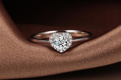 女生左手无名指戴戒指寓意是什么 男士戒指戴左手还是右手