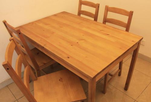 四人餐桌尺寸一般是多少 挑选四人餐桌有什么技巧