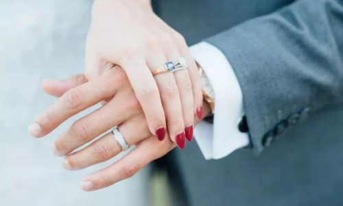 女生订婚戒指戴在哪只手 订婚和结婚戒指要分开买吗
