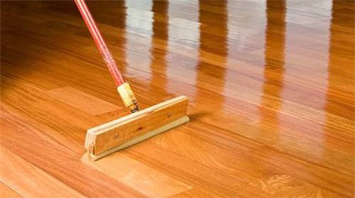 地板蜡和地板精油哪个好 用地板蜡和地板精油有啥好处