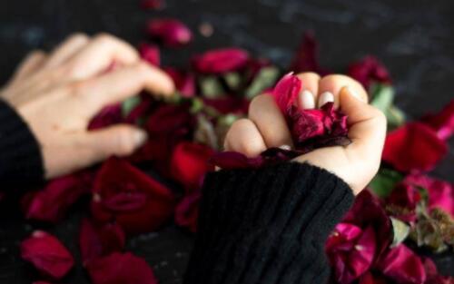 怎样让暗恋的人喜欢你 暗恋的人喜欢自己的表现有哪些