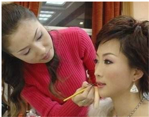 结婚当天新娘化妆一般多少钱   怎样化新娘妆好看