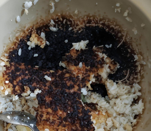 电饭锅煮饭糊锅底怎么办