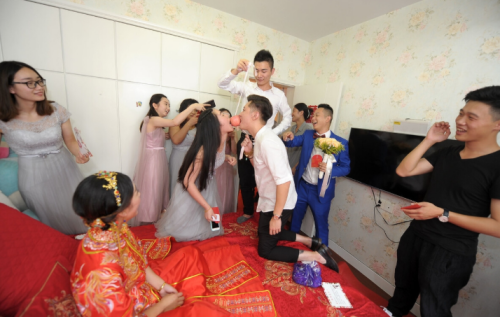 伴娘应该给新娘包多少红包 伴娘红包一般给多少