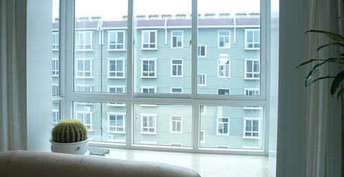 阳台玻璃到底要不要贴膜？一招解决你家暴晒等问题