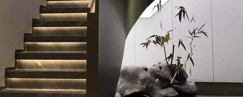 楼梯梯段净高不小于多少