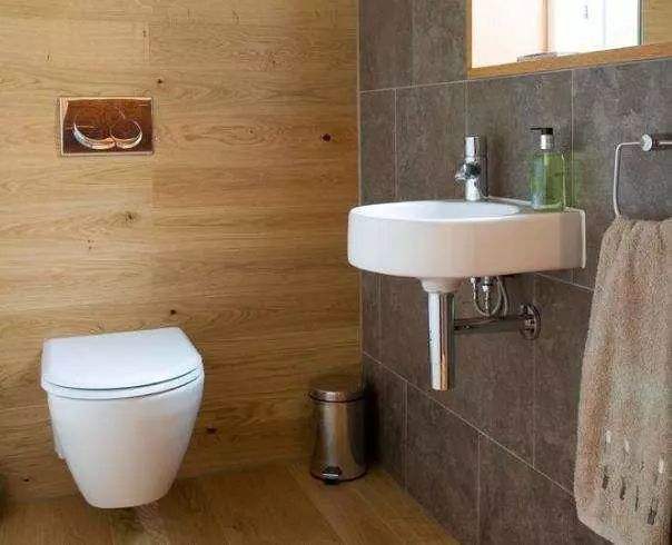 马桶不靠墙安装是正常的吗