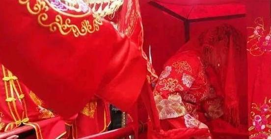 定婚宴酒席怎么和亲家敬酒 订婚时给长辈敬酒说辞