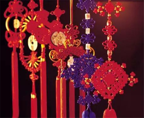 中国结挂门外还是门内