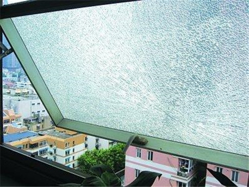 小区玻璃自爆物业赔吗